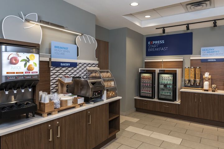 Holiday Inn Express Toronto - Downtown by IHG