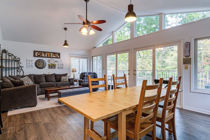 Riverfront Brookston Retreat w / Deck & River Tubes