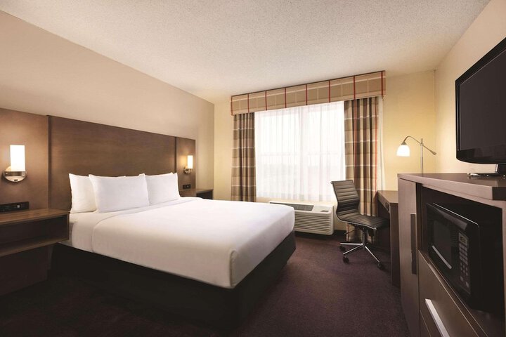 Country Inn & Suites by Radisson Forest Lake, MN