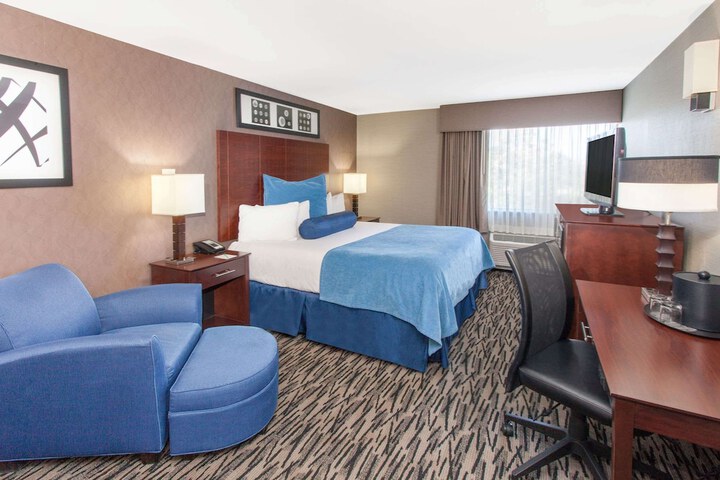 Wyndham Garden Elk Grove Village / OHare