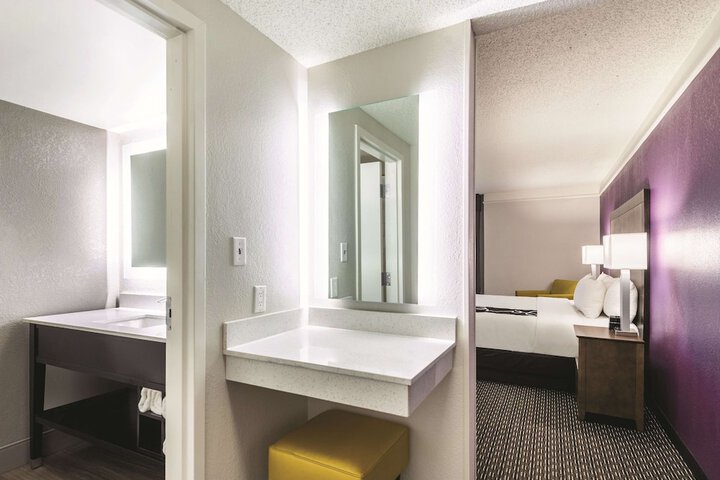 La Quinta Inn & Suites by Wyndham Cincinnati Sharonville