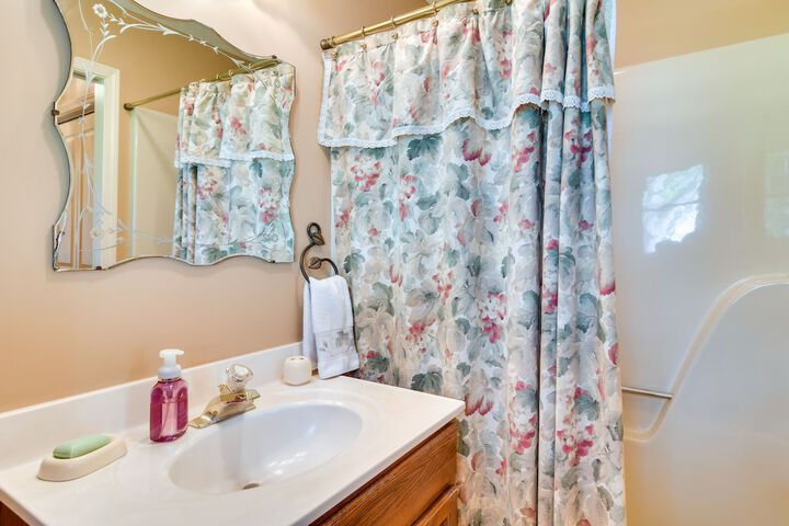 Tonawanda Vacation Rental 13 Mi to Niagara Falls