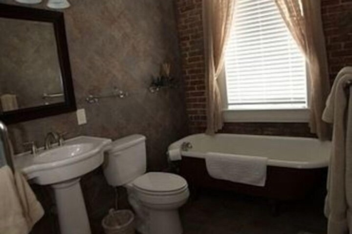 Hamilton House Inn