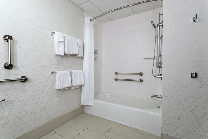Holiday Inn Express & Suites Vadnais Heights by IHG