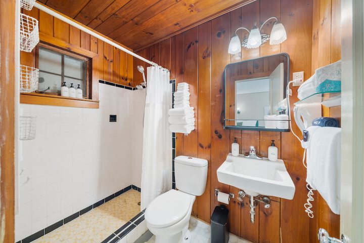 CedarWood Inn