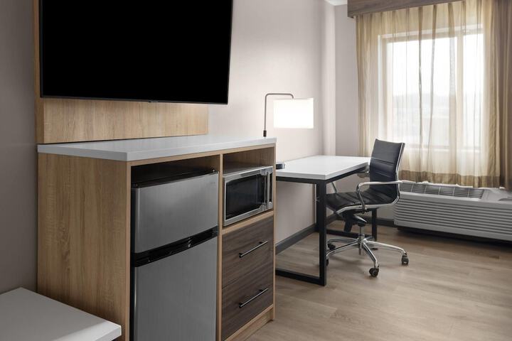 La Quinta Inn & Suites by Wyndham Mansfield OH