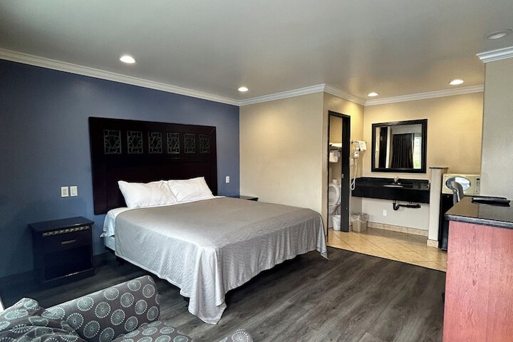 Room 6 of 16