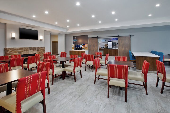 Holiday Inn Express & Suites Milwaukee Nw Park Place by IHG