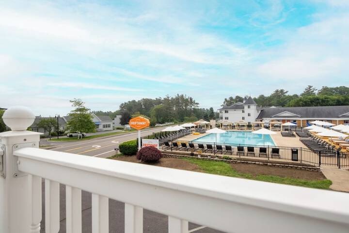 Driftaway Hotel and Pool