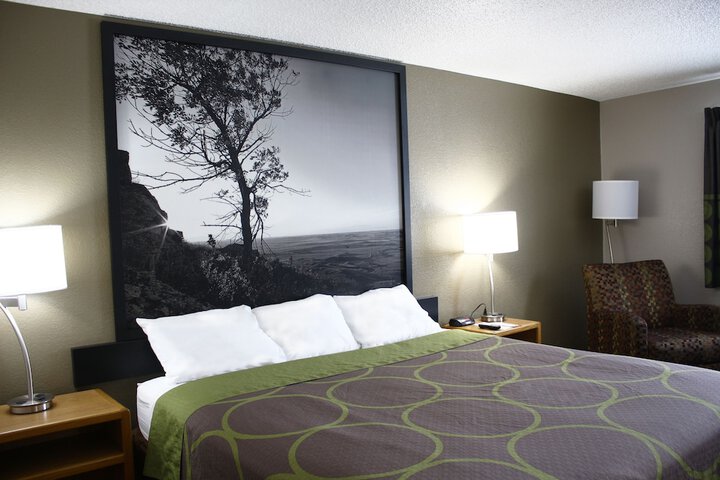 Super 8 by Wyndham Jamestown