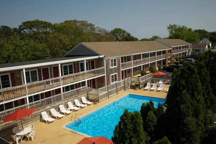 Holiday Hill Inn & Suites