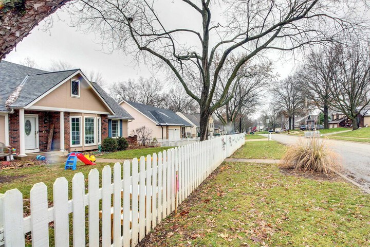 Shawnee Vacation Rental 11 Mi to Kansas City!
