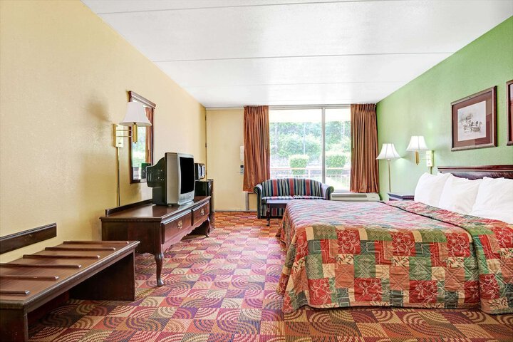 Room 6 of 18