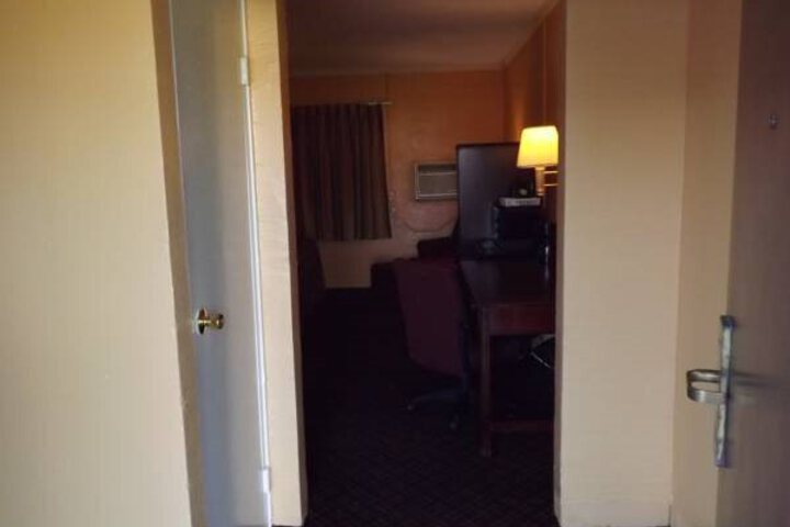 DELUXE INN