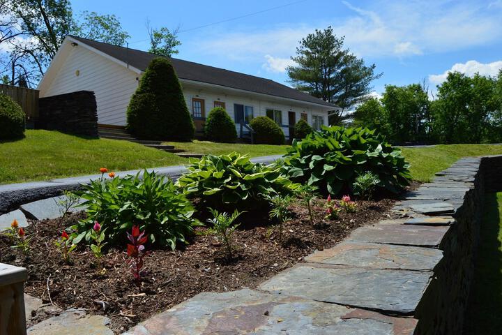 Hollow Inn & Motel
