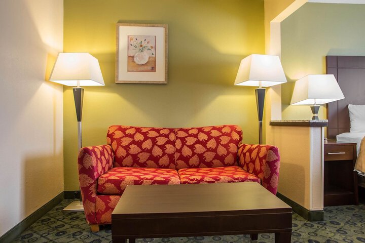 Quality Inn & Suites Bloomington I-55 and I-74