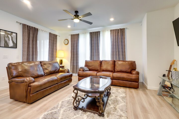 9 Mi to Airport: Commerce City Townhome w / Deck