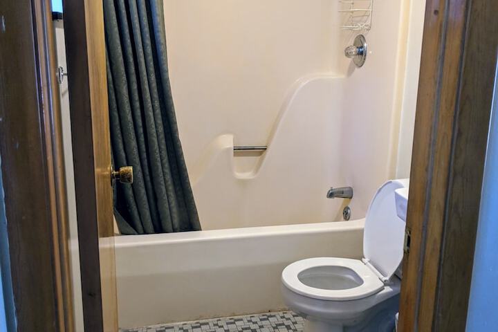 Room 26 of 38
