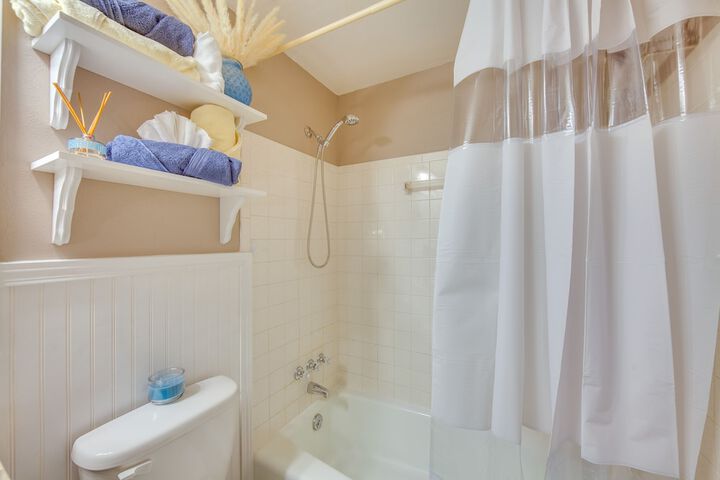 Charming Leola Home: 10 Mi to Downtown Lancaster!