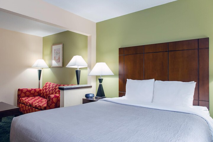 Quality Inn & Suites Bloomington I-55 and I-74