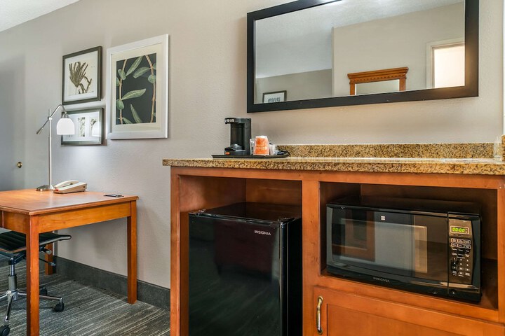 Country Inn & Suites by Radisson Rossford - Toledo South