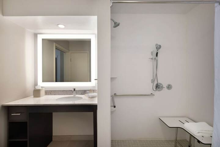 Room 30 of 46