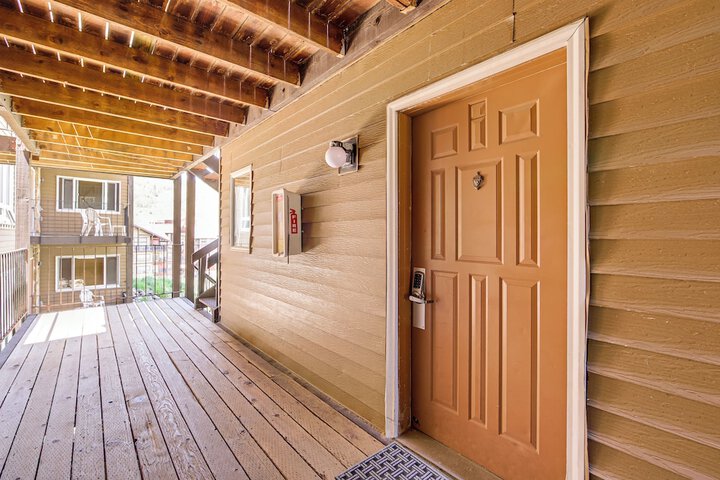 Ski-in / out Granby Ranch Condo w/ Balcony!