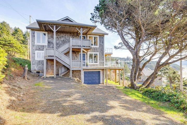 Oceanside Escape w / Stunning Views: Walk to Beach!