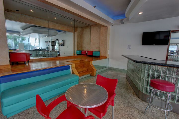 Lounge 31 of 34