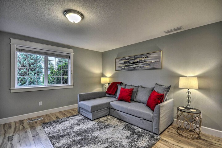 Chic Battle Ground Apartment 18 Mi to Vancouver!