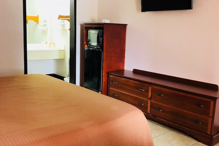 Room 13 of 16