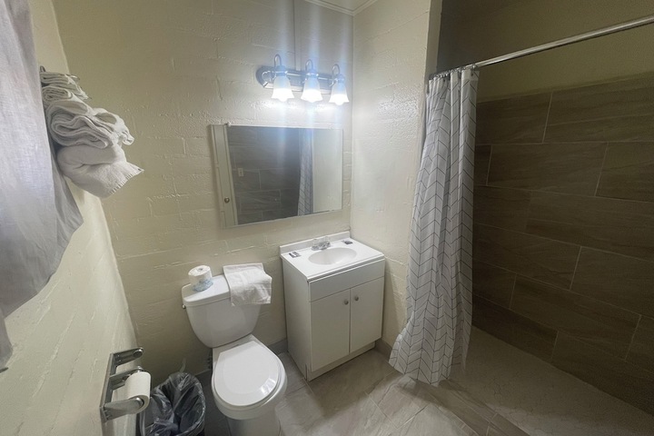 Room 4 of 16