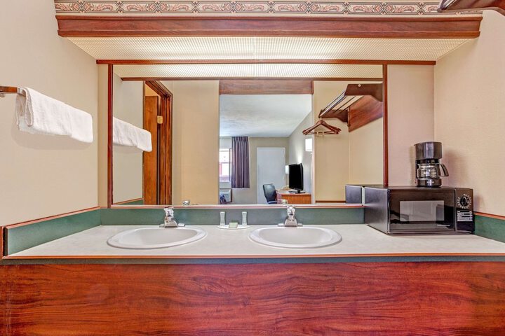 Super 8 by Wyndham Albany / Corvallis