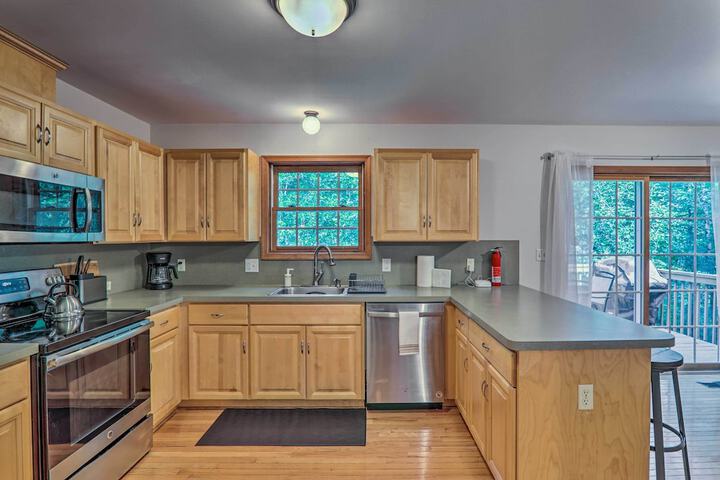 Poconos Retreat w / Game Room Hot Tub, & Sauna!