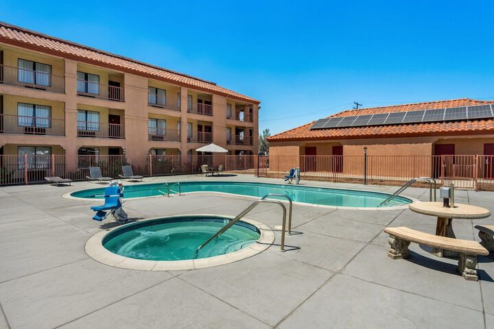 Days Inn by Wyndham Fontana / Rialto