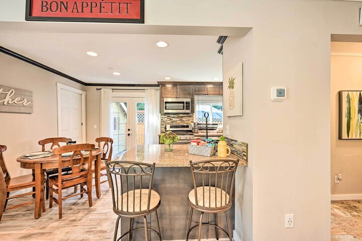 Family-friendly Kirkland Home 1 Mi to Downtown