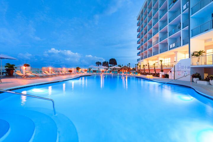 Holiday Inn Express & Suites Panama City Beach - Beachfront by IHG