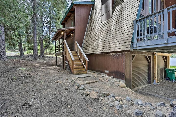 Chester Cabin w / Deck - Walk to Lake + Golfing!