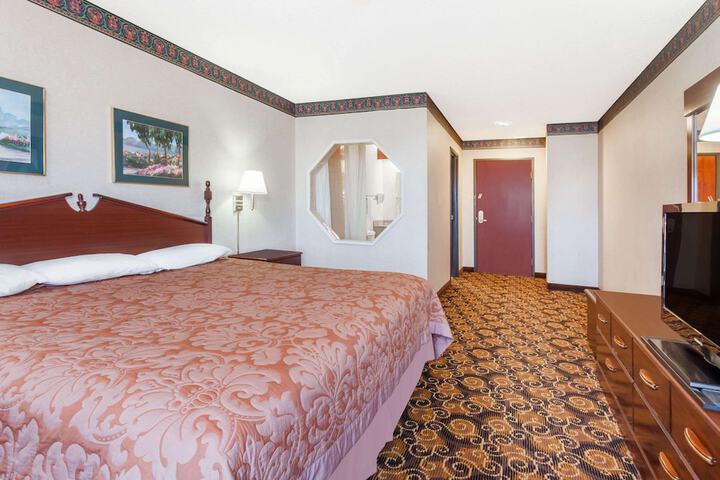 Room 6 of 25