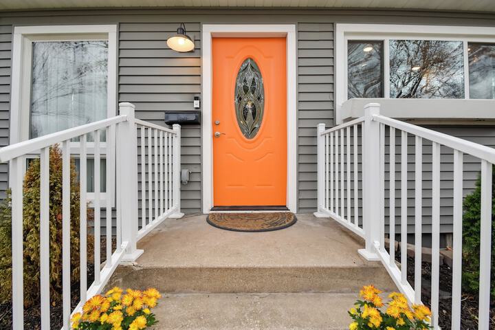 Eclectic Iowa City Cottage w / Fire Pit!
