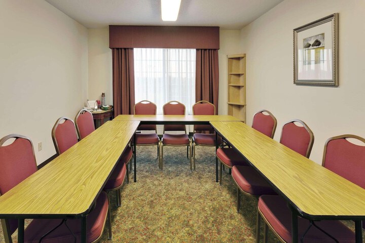 Country Inn & Suites by Radisson Big Flats (Elmira), NY
