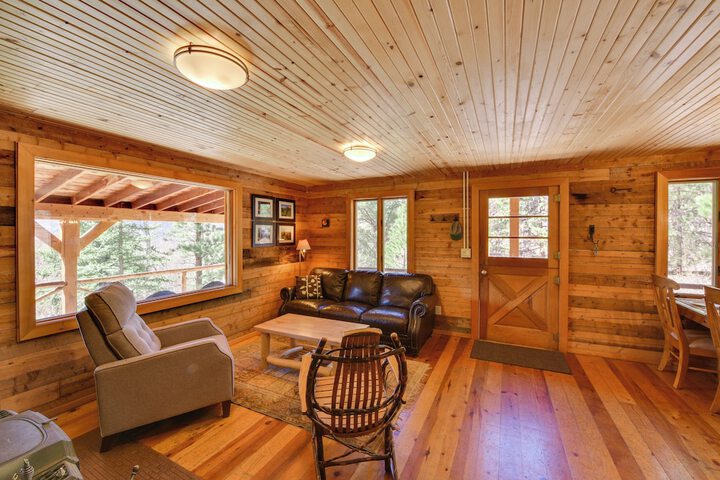 Idyllic Twin Lakes Escape w / Views of the Lakes