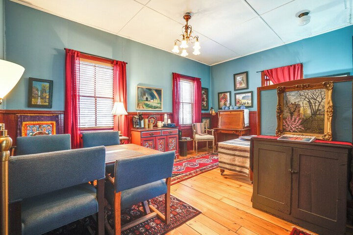 Lake Pepin Getaway w / Pond Walk to Restaurants!