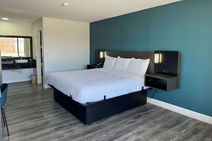 Room 10 of 13