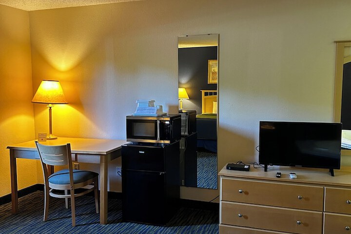 Room 10 of 11