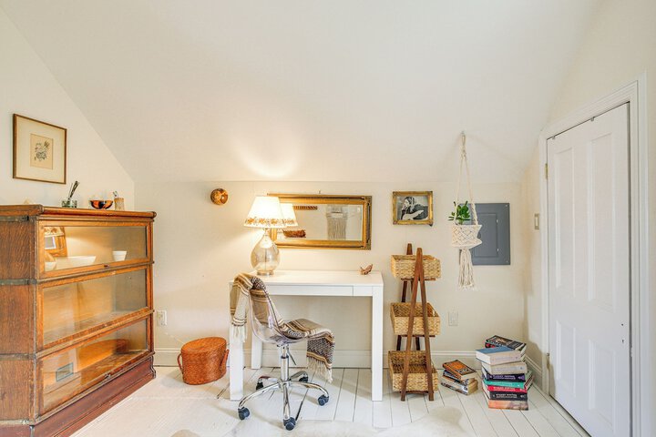 Walk to Downtown: Pet-friendly Millerton Home!