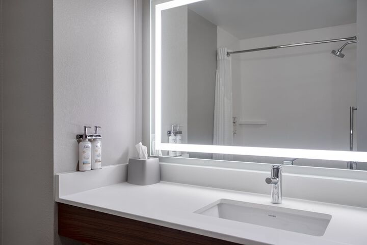 Holiday Inn Express Hotel & Suites Clinton by IHG