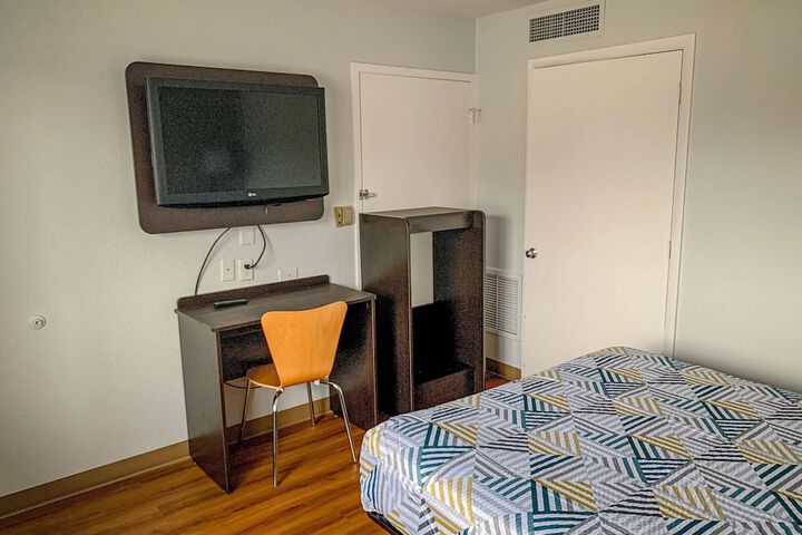 Room 10 of 32