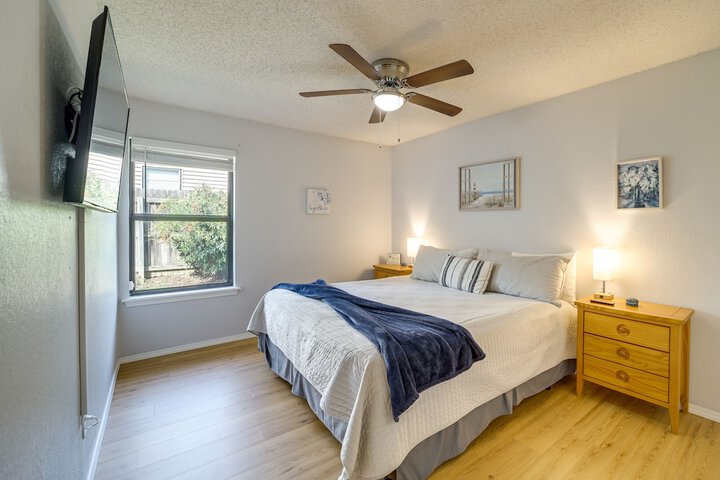 Family-friendly Broken Arrow Retreat w / Yard!