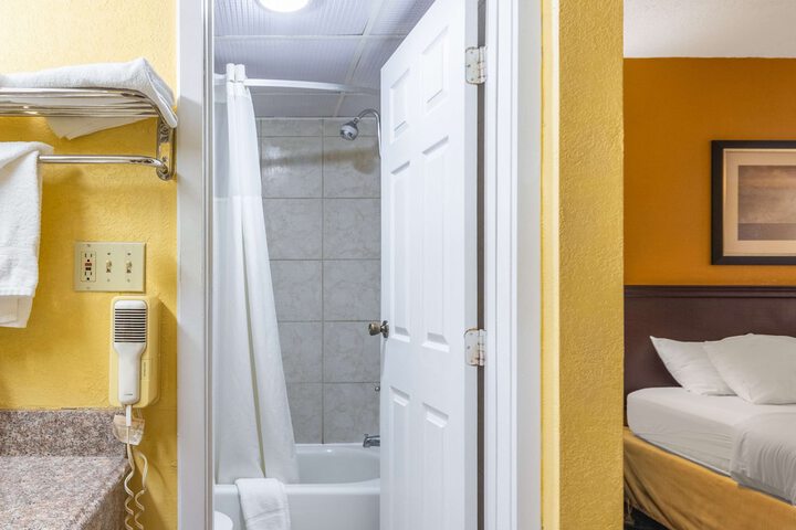 Room 13 of 28